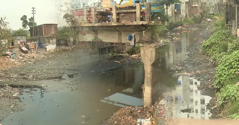 দখলে মৃত বরিশাল নগরীর খাল